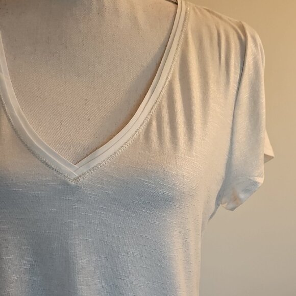 White House Black Market White V-Neck Tee - Picture 3 of 6